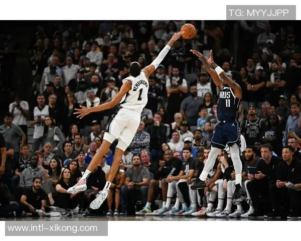 文班亚马半场表现起伏6分2板2帽5助攻却伴随4次失误