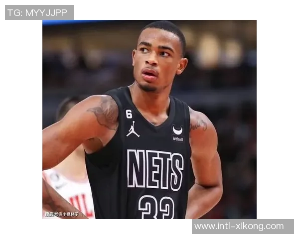 克拉克斯顿内线表现抢眼15分钟内高效拿下11分并抢8篮板