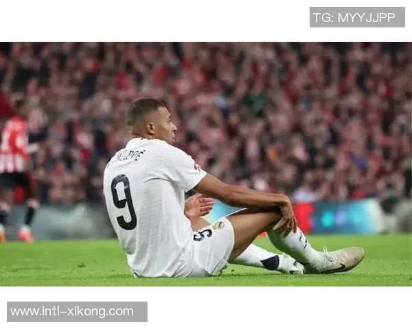 姆巴佩突入禁区遭对方侵犯却未获裁判判罚引发争议