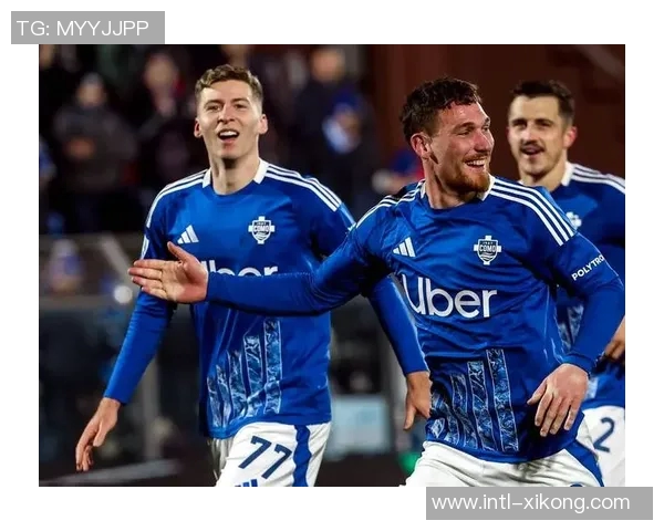 瓦拉内社媒晒与温格亨利合照观战科莫尤文重温足球传奇时刻