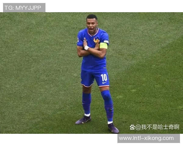 今日趣图：王钰栋头发被遮住后竟然神似姆巴佩引发网友热议